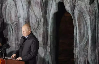 Vladimir Putin trong lễ khánh thành "Bức tường Đau thương" do điêu khắc gia G. Frangulyan thực hiện trên đại lộ Sakharov tại Moscow. Vladimir Putin trong lễ khánh thành "Bức tường Đau thương" do điêu khắc gia G. Frangulyan thực hiện trên đại lộ Sakharov tại Moscow.