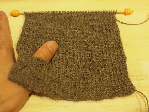 [写真]リストウォーマー編み始め。親指用の穴があけてある