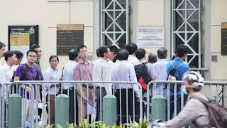 Xếp hàng chờ phỏng vấn xin thị thực tại Tổng lãnh sự quán Mỹ ở TP.HCM. Xếp hàng chờ phỏng vấn xin thị thực tại Tổng lãnh sự quán Mỹ ở TP.HCM.