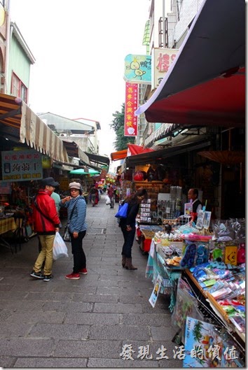 台南市的延平街又名「安平老街」，是觀光客到台南必去的景點之一，又號稱是全台灣第一條具備商業模式的街道，因為這裡是三百多年前荷蘭人在台灣修築的第條道路，所以有『台灣第一街』之稱。