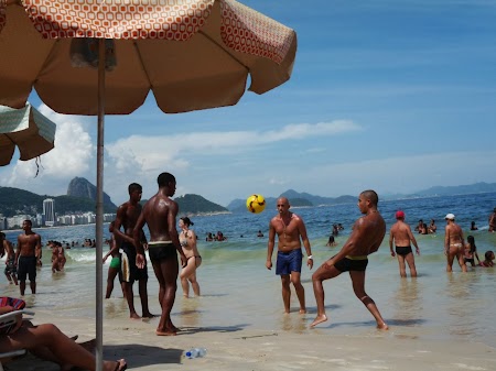 Carnavalul de la Rio:  O partida (de fotbal) pe plaja