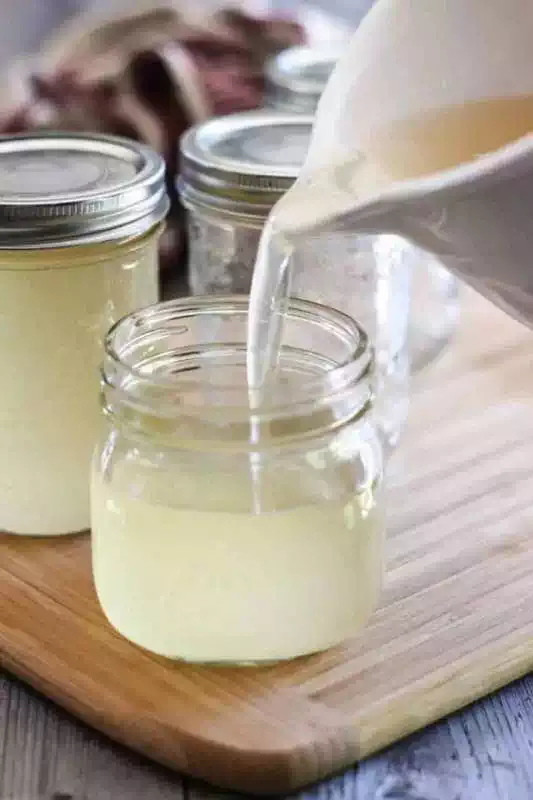 Cho đến khi mỡ hoàn toàn biến thành tóp thì tắt bếp, lọc tách mỡ và tóp mỡ.