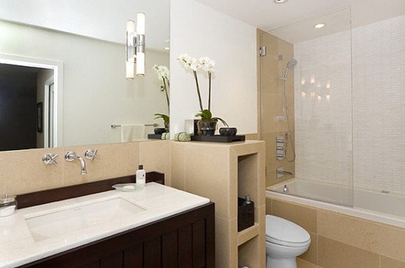 Un aplique de cuarto de baño vanidad proporciona iluminación