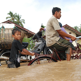 flood by Arfa Mantoeng - People Street & Candids