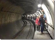 Persone nel tunnel della linea 1