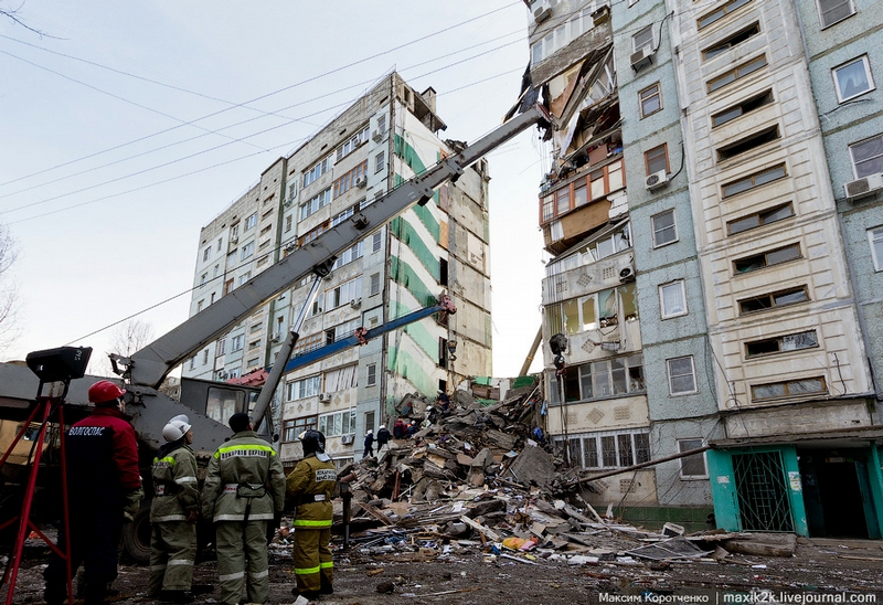 Горящий дом. Огонь пожар. Внезапное обрушение сооружений. Взрыв газа в доме. Чс в зданиях.