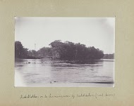 Rotsblokken in de Surinamerivier bij Kabelstation (zuid-toren)