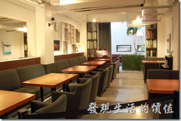 台南-咖啡茶朵Chador。台南咖啡茶朵的室內裝潢一隅。裝潢其實有點書房及日式禪意的風格。