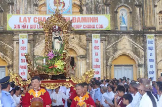 Kiệu thánh Đa Minh trong ngày đại lễ quen gọi là “Lễ Đầu Dòng” trước nhà thờ chánh toà Bùi Chu Kiệu thánh Đa Minh trong ngày đại lễ quen gọi là “Lễ Đầu Dòng” trước nhà thờ chánh toà Bùi Chu