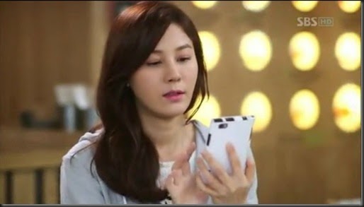 Kim Ha Neul owns a White Samsung Galaxy Note in A Gentleman's Dignity