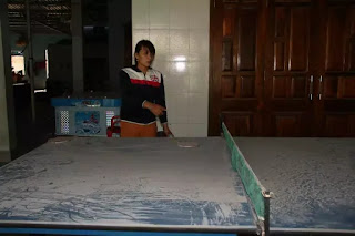 Nhà chị Lê Thị Sen bị bụi xỉ bám làm ảnh hưởng đến việc làm ăn. Nhà chị Lê Thị Sen bị bụi xỉ bám làm ảnh hưởng đến việc làm ăn.