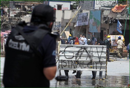 Турецкая полиция разгоняет протестующих