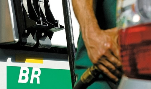 Reservas da Petrobras cresceram 0,76% em 2013 e empresa aumenta valor do combustível