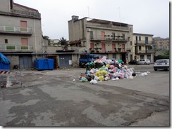 L'immondizia in piazza Colaianni