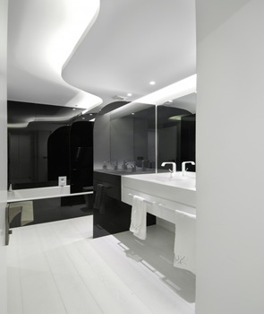 baño-reformado-en-color-blanco-negro baño-reformado-en-color-blanco-negro