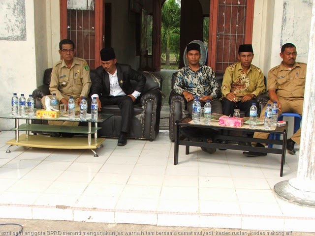 [azni%2520safri%2520anggota%2520DPRD%2520meranti%2520mengunakan%2520jas%2520warna%2520hitam%2520bersama%2520camat%2520mulyadi%252Ckades%2520ruslan%252Ckades%2520mekong%2520arif%2520serta%2520staf%2520ahli%255B12%255D.jpg]