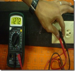En  un toma corriente de 110 voltios AC revisamos los niveles de voltaje usando un Tester  digital