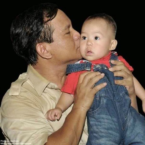 [prabowo%2520subianto%2520cium%2520anak%2520kecil%255B5%255D.jpg]