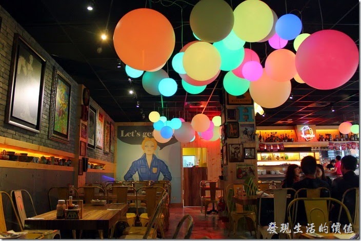 墾丁-冒煙的喬雅客商旅。「夢露壽司」餐廳內天花板上色彩繽紛的泡泡糖氣泡燈飾，讓餐廳更添色彩。
