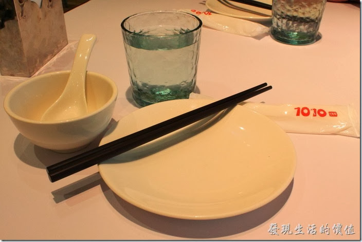 老實說【1010湘】的餐盤不算精緻，應該說還有點老舊。白開水喝起來還有消毒水的味道。