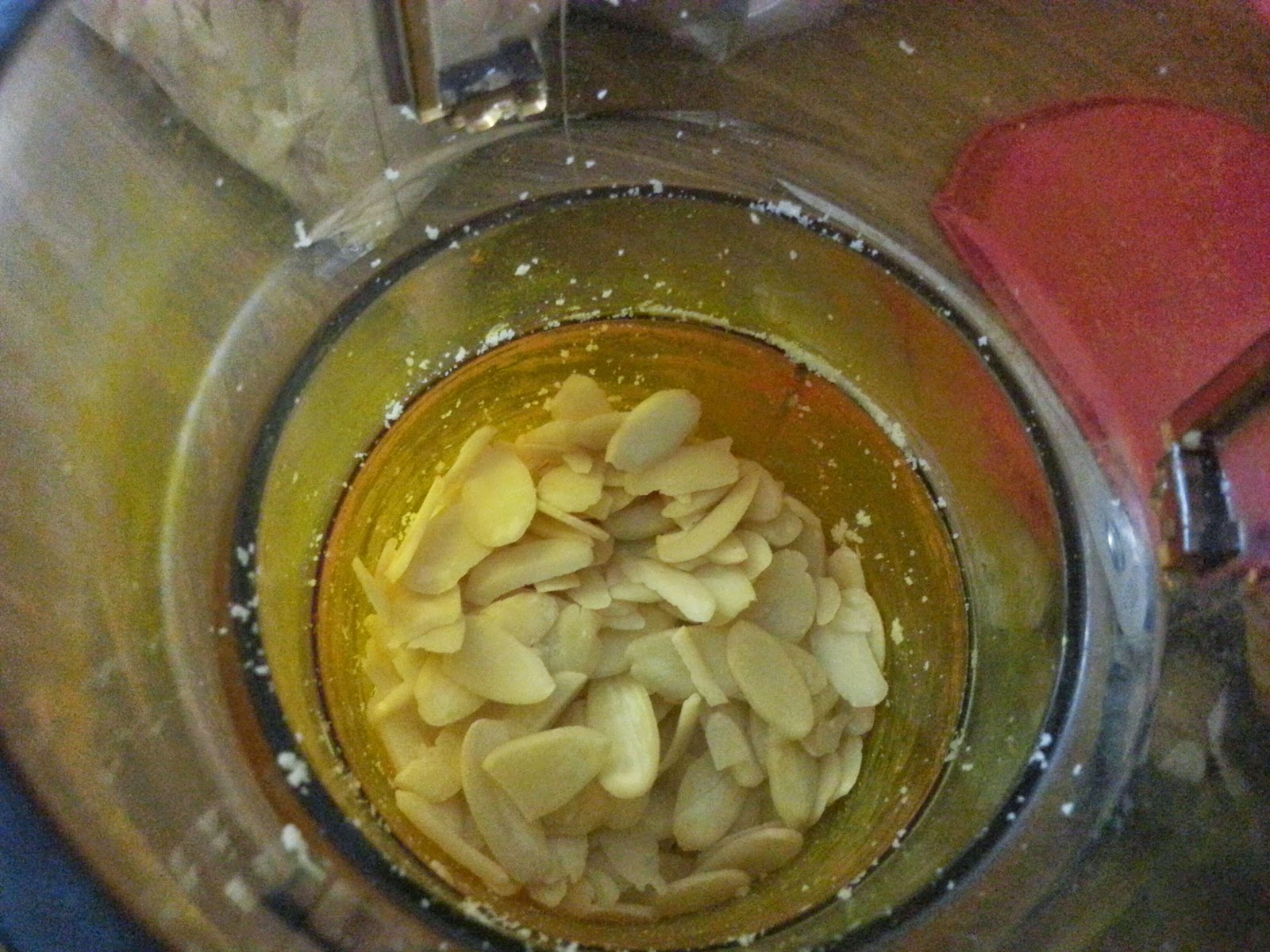 weiying Grind almonds.