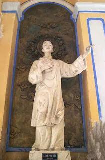 Cột phải Nhà thờ Mằng Lăng với tượng Á Thánh Andre Phú Yên. Cột phải Nhà thờ Mằng Lăng với tượng Á Thánh Andre Phú Yên.