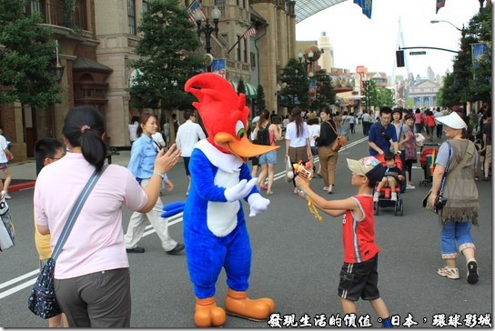 日本-環球影城，這裡還有唐老鴨再跟小朋友玩水槍，天氣實在是太熱了，噴點水槍消消暑。 