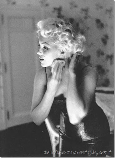 Marilyn powdering her beautiful face