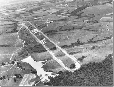 Imagem aérea da segunda pista de teste do CPCA, a Reta em Nível, construída em 1975