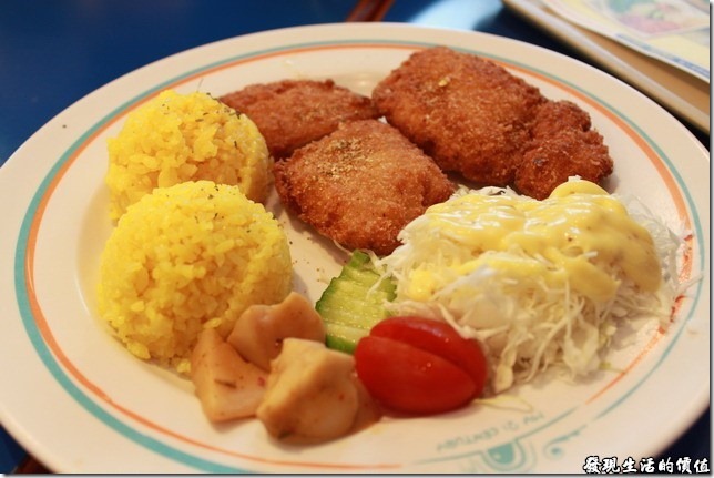 台南-成大二十一世紀。海鮮全餐，一開始我還以為是雞塊，吃下去之後才發現是魚肉。 