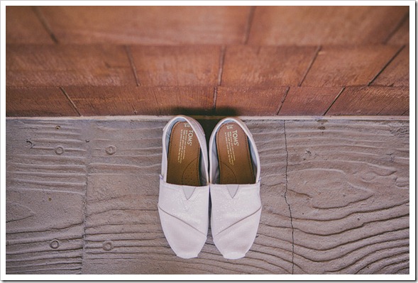 strawberry-farms-wedding-photos-blogger-boquet-white-bride-groom-toms-shoes