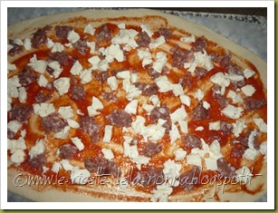 Pizza con salsiccia e olio piccante (11)