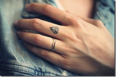 tattoo-blogger-cute-tattoes-ink-body-diamond-fingers-hand