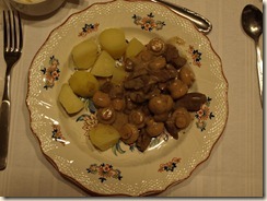 Varkensniertjes en champignons in Madeirasaus met gekookte aardappelen