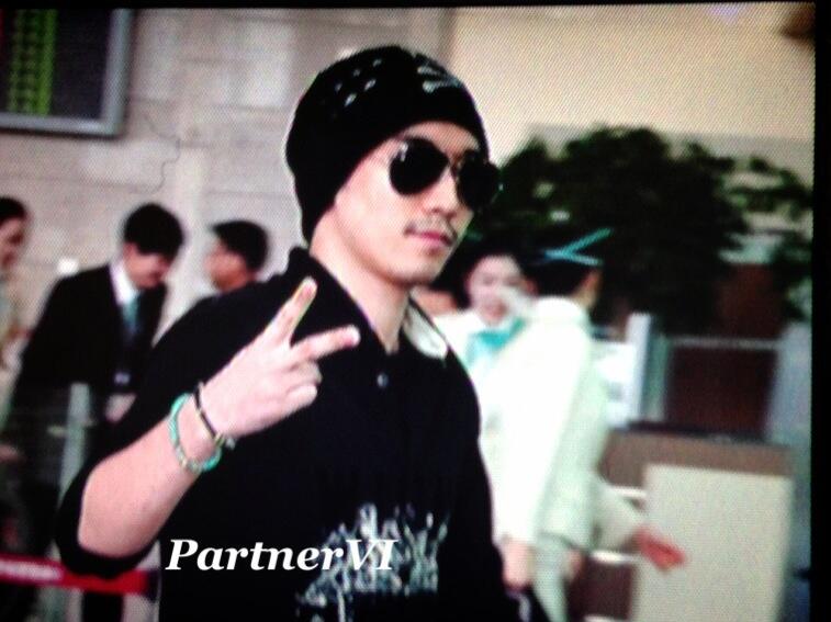Seung Ri - Gimpo Airport - 26apr2013 - 02.jpg