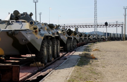 "Запад-2013": Погрузка белорусских военных на российские БДК