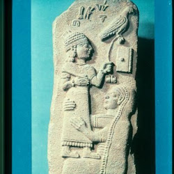 55 - Estela Funeraria de Tarhumpiya (París. Museo del Louvre)