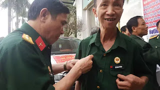 Cựu chiến binh Đỗ Xuân Trường được đồng đội cũ giúp đeo huy hiệu Cựu chiến binh Đỗ Xuân Trường được đồng đội cũ giúp đeo huy hiệu