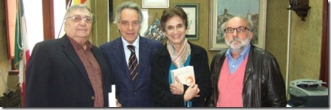 I nipoti di Girolamo, Angela e Toni Valenti, con il Sindaco al centro e Enzo Barnabà