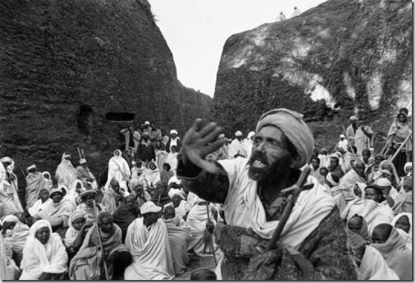 Thousand of peasants peregrinate to Lalibela at Christmas to pray and listen the preaches of hermit monks in Amharic language. Most population of remote highlands are illiterate, unable to read or understand the religious worships celebrated in Gue éz, a death language known only for clergy. 
