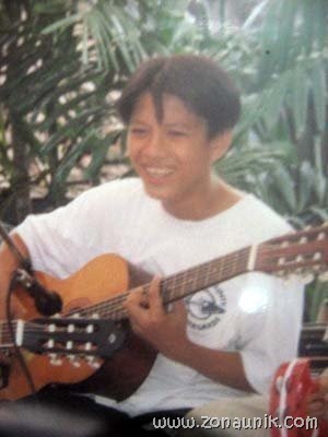 [Foto%2520Ariel%2520Pada%2520Waktu%2520SD%2520Dan%2520SMP2%255B3%255D.jpg]