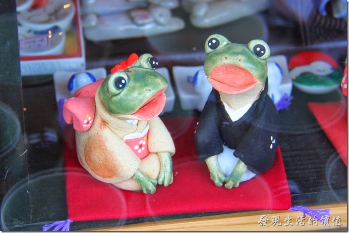 日本北九州-由布院街道。櫥窗內的一對新婚的青蛙。
