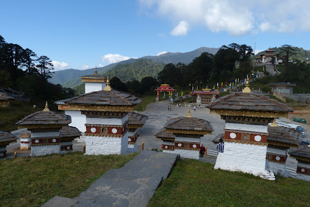 Dochu La, Bhutan: 108 chortene