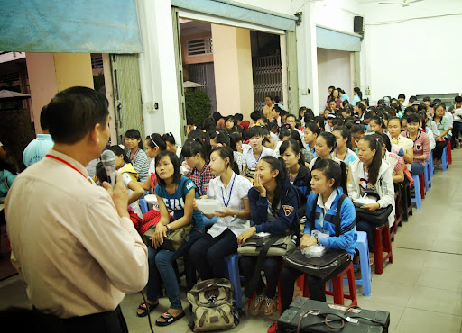 Cha Phó xứ thay mặt Ban Tổ chức thăm hỏi thí sinh