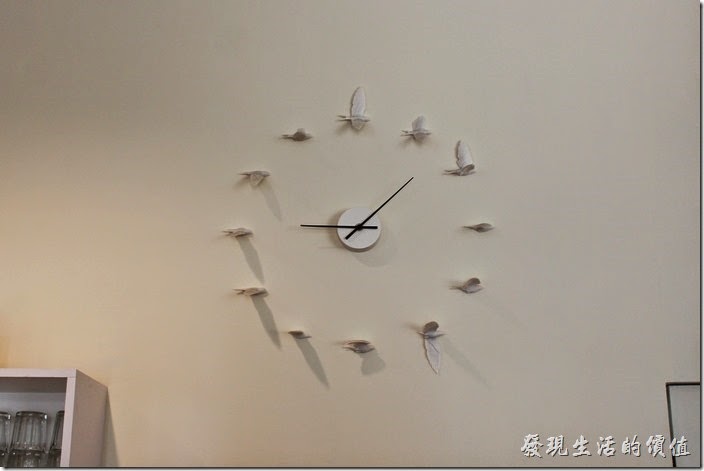 台南【看見咖啡】店內牆壁的時鐘，展翅高飛。