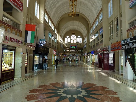 17. Interior Central Souq - Sharjah.JPG
