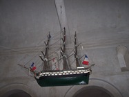 2008.10.17-004 maquette de bateau au plafond de l'église