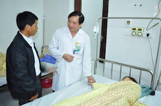 Bác sĩ thăm khám cho một nữ bệnh nhân đang điều trị trầm cảm tại BV Bạch Mai Bác sĩ thăm khám cho một nữ bệnh nhân đang điều trị trầm cảm tại BV Bạch Mai