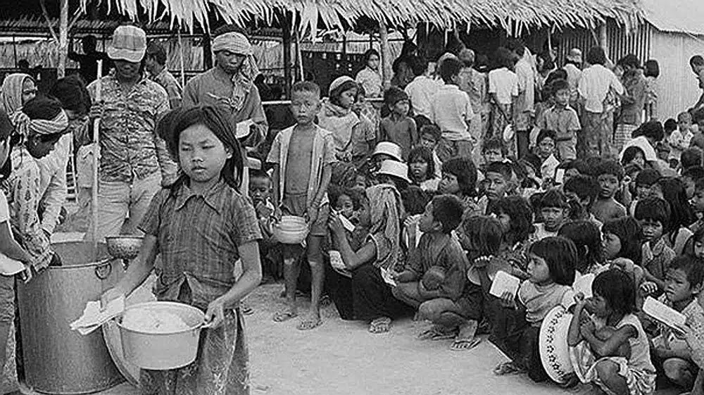 Trẻ em Campuchia nhận thức ăn tập thể (không sống chung với gia đình).