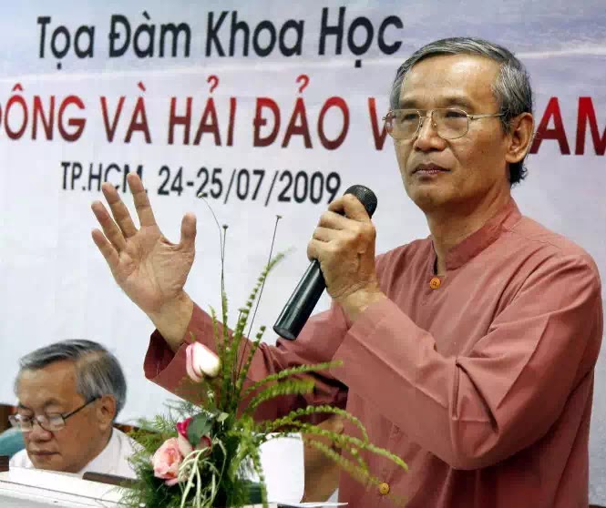 TS Nguyễn Nhã phát biểu trong một tọa đàm về chủ quyền biển đảo.